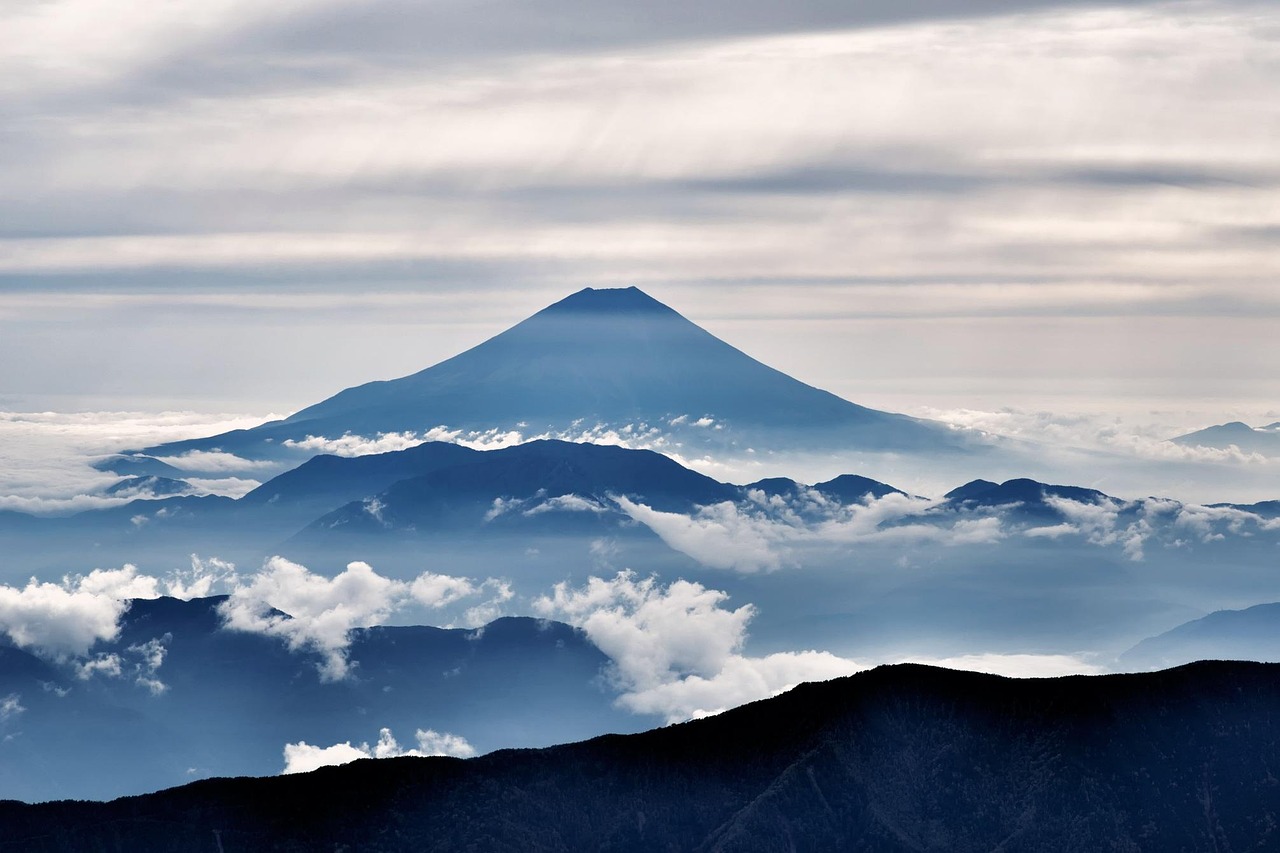 日本诹访之濑岛火山发生喷发