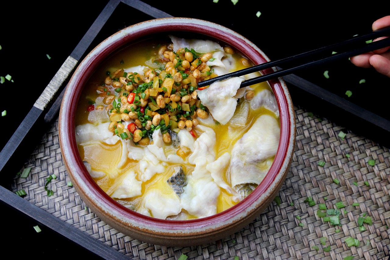 堂食现场烹炒、外卖多是预制菜，新华社：搞双标得治