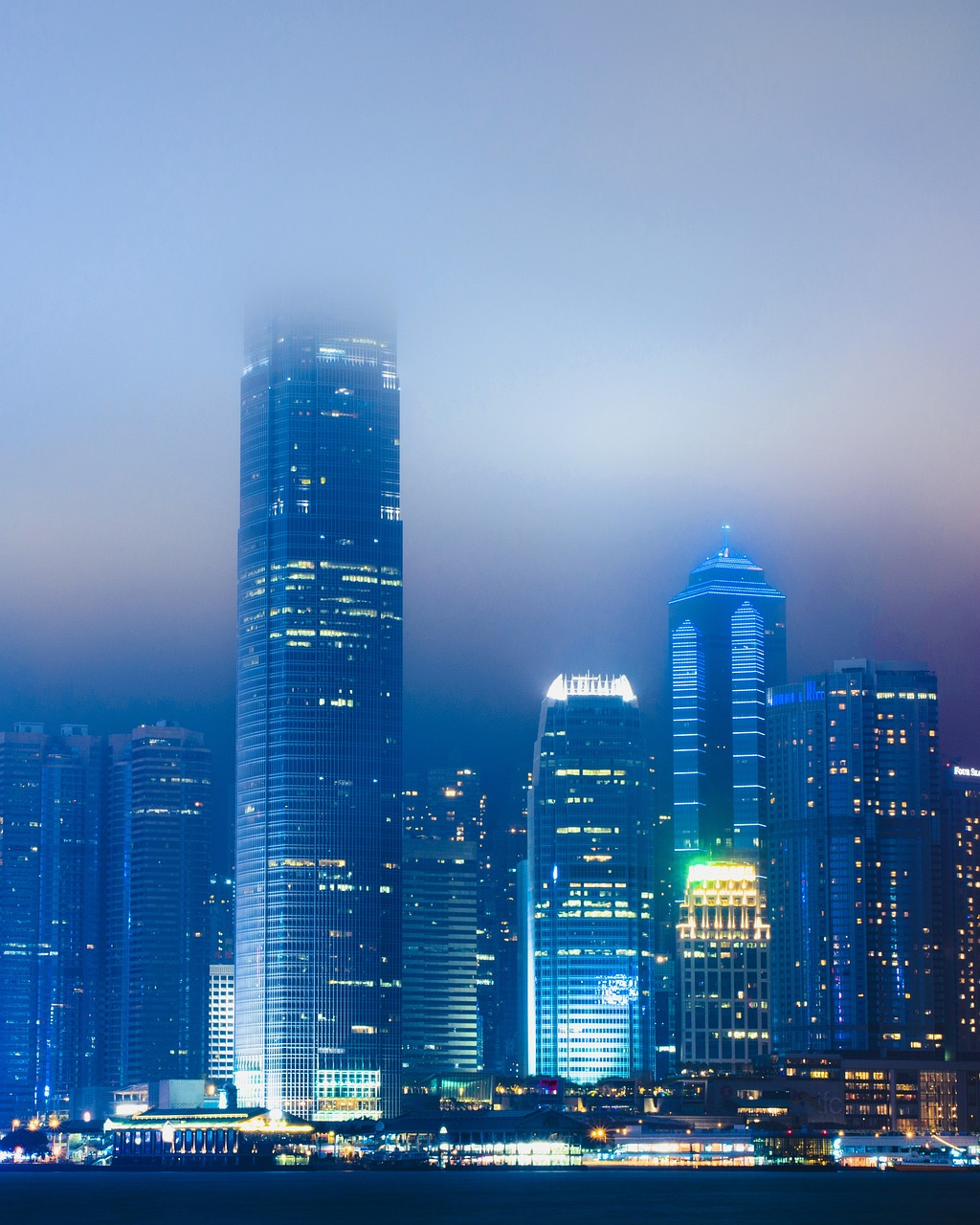 工友住进上海临港这处安置点，第一时间给家里打电话报平安